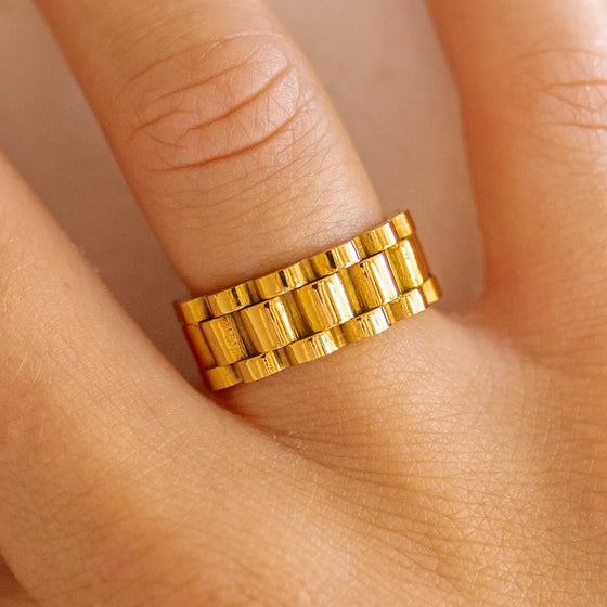Lineage Ring in Gold